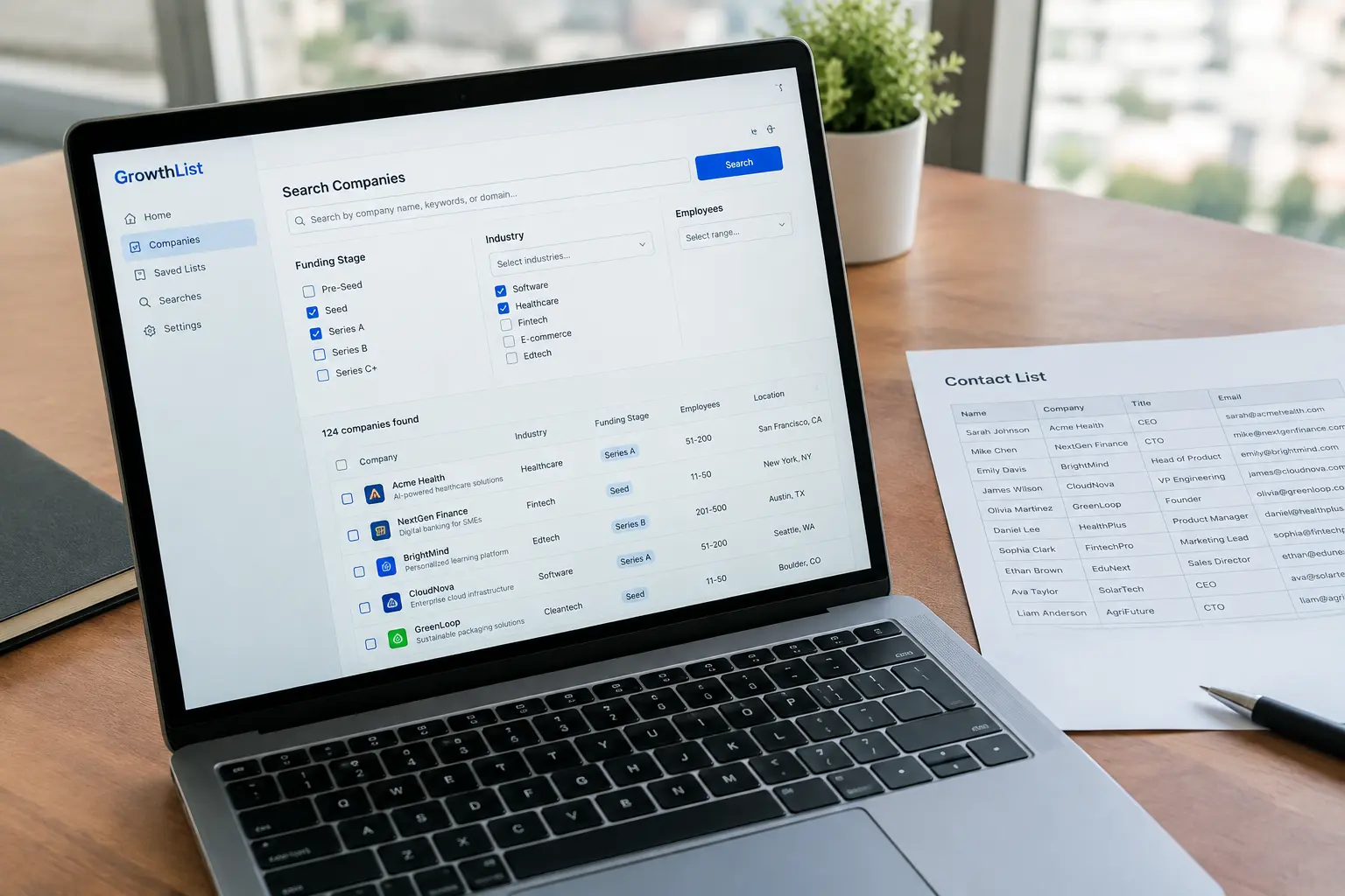 Laptop-Bildschirm mit gefilterter Datenbanksuche nach Finanzierungsphase und Branche neben einer ausgedruckten Kontaktliste